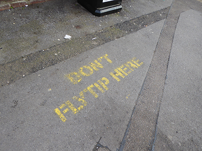 400 fly tip ssign on f loor