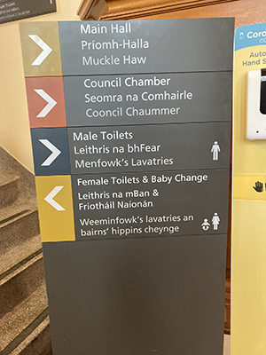 Sign for the toilets in Ulster-Scots in Guildhall, Derry.
